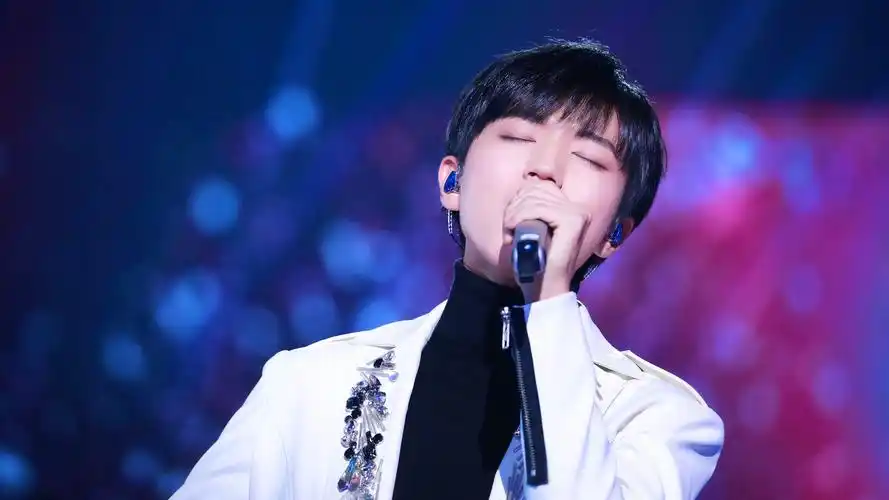 魅力舞台王俊凯壁纸_唱歌的他最有魅力