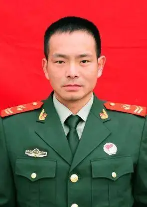 年荣获杭州士官学校优秀学员,多次荣获支队嘉奖,优秀党员,优秀士兵