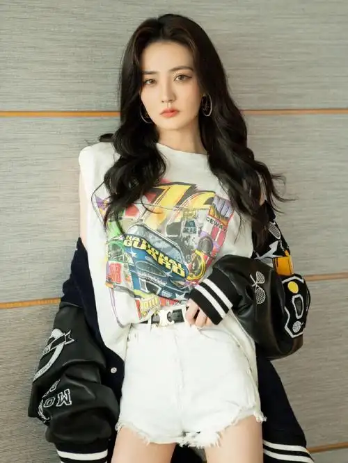 2021/09/26xhs更新@徐璐lulu外套|monse耳环|chanel鞋|r13#徐璐