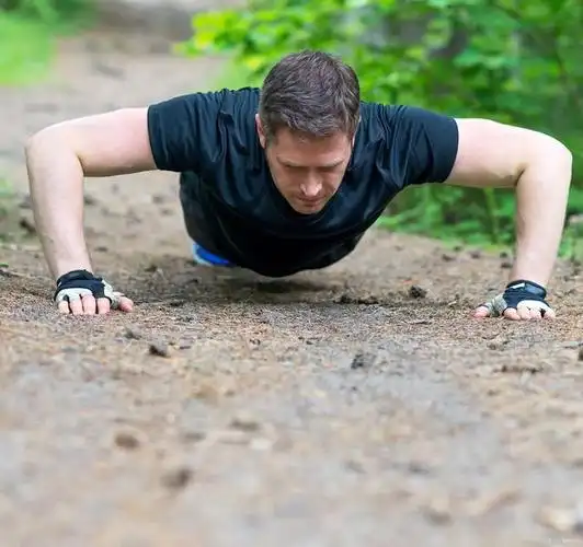 俯卧撑,这一简单的动作,对许多人来说或许是初中体育课的回忆,但它在