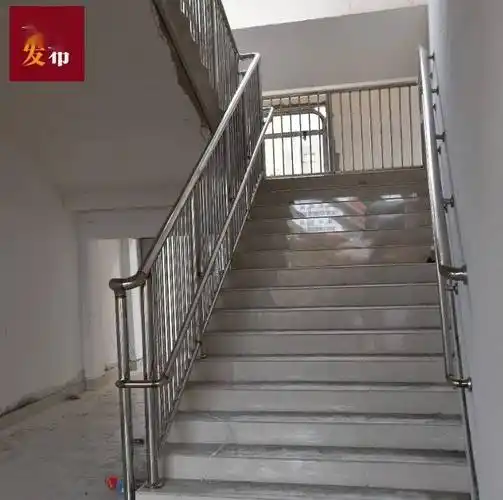 小编还注意到,楼梯扶手贴心地安装了适合幼儿的高度.