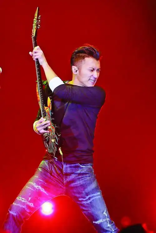 放下锅铲拎起吉他谢霆锋筹备天价演唱会