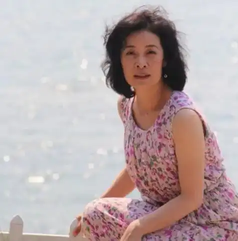 不像那些已经人过中年还一次次出演少女角色的演员一样,有些演员对