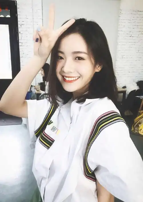 78安利00后女演员李庚希