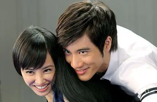 组图:蔡依林王力宏十指环扣打台球 击浪漫火花