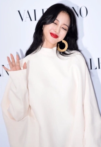 韩艺瑟现身活动,穿白色上衣配波点丝袜展现超强业务水平