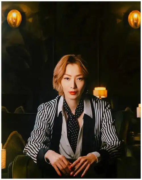 天后郑秀文时尚杂志封面大片,年届50终身美丽|郑秀文|封面|天后_新浪