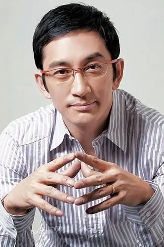 吴启华,香港著名影视男演员,形象高大英俊,颇受女性欢迎,有"师奶杀手"