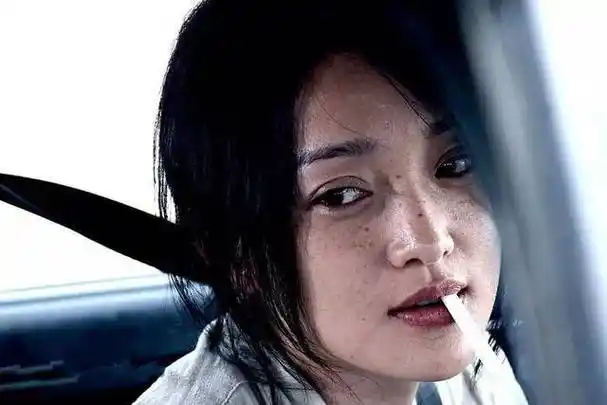 人前惊艳,人后疲惫,这7名女星靠抽烟缓解压力,个个