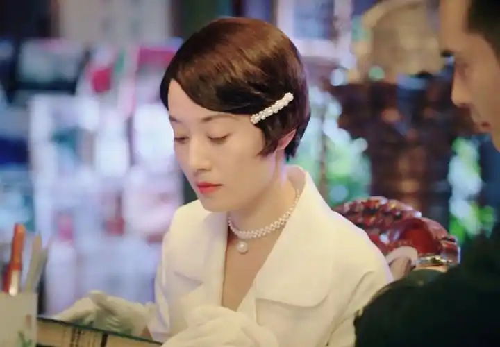 马伊琍剧照被热传,靠男演员身上吃蛋糕,离婚后的状态越发少女感