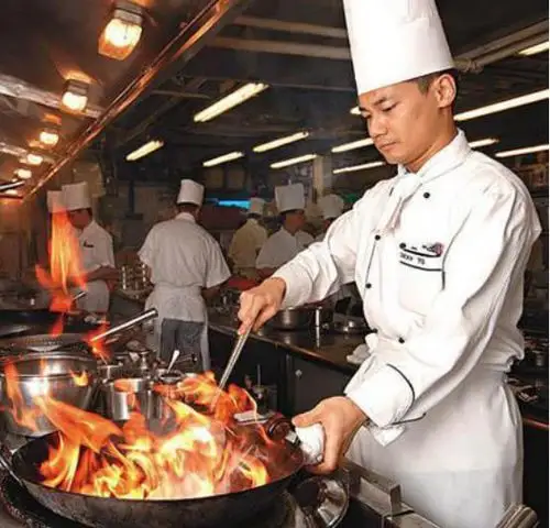 为什么星级大厨炒菜,都只用勺子不用锅铲?厨师长一句话点明真相