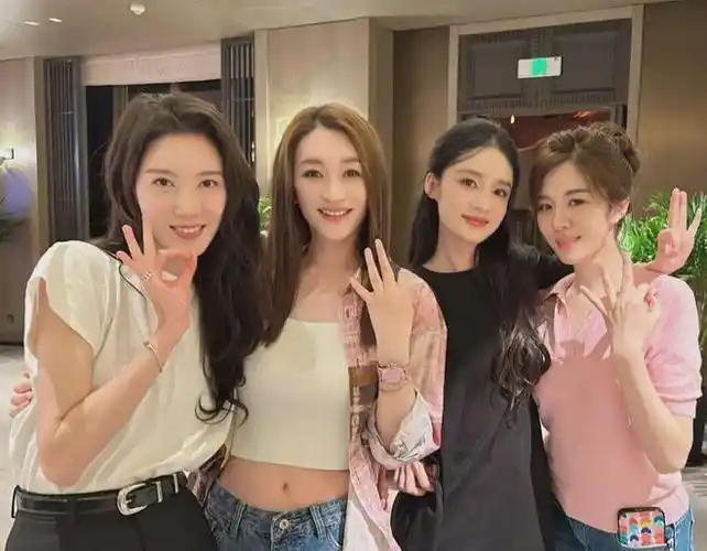 合照中,高露,李小冉,胡冰卿,王晓晨一直做同样姿态,一人一个ok,相符合