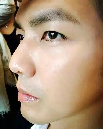 42岁钟汉良晒素颜自拍,简直就是不老童颜啊,皮肤比女人还水嫩!