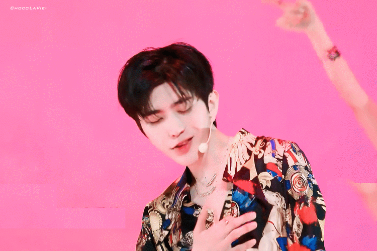 《青你2》蔡徐坤手臂带伤表演《lover》,梦幻水舞台像拍mv