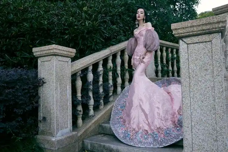 千年一遇的美女迪丽热巴珠光粉宫廷风礼服惊艳亮相