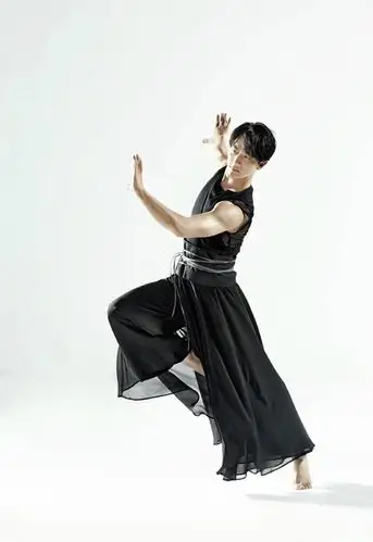 舞墨演绎书道之美,犹如行云流水,流畅而纯粹,植村秀纤变墨画舞姿-黄轩