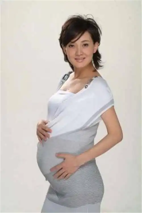 结婚快20年了,俩人一直恩爱有加.2007年,牛莉生下一个女儿.