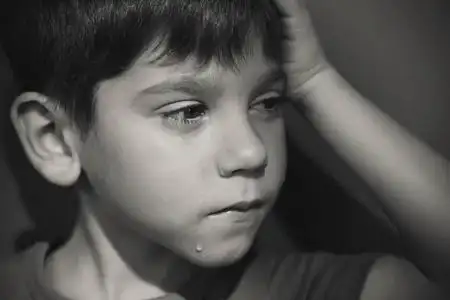 小悲伤的男孩哭了.虐待儿童概念照片
