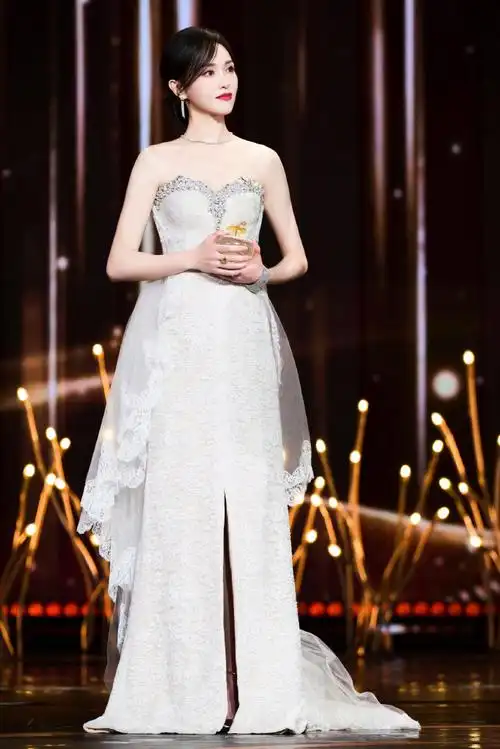 也是@唐嫣7815#电视剧品质盛典#年度突破表演剧星,演员唐嫣在路上