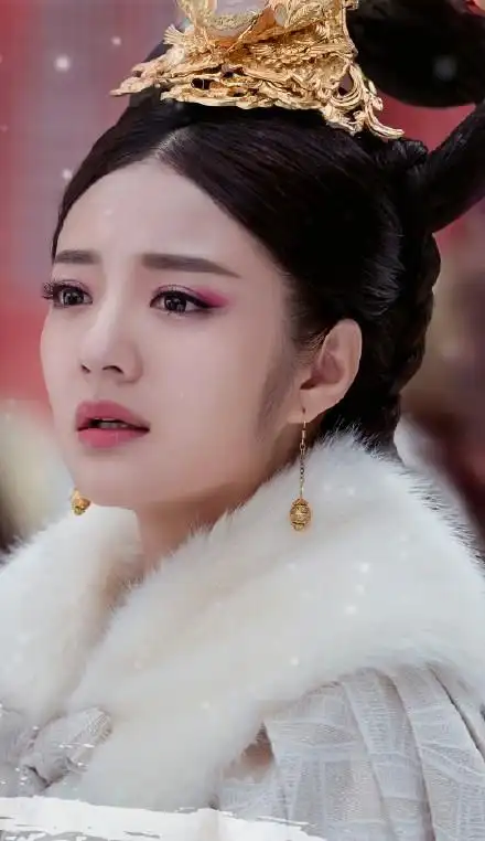 影视剧中的皇后造型,杨幂,唐嫣上榜,最后的她无人超越!_腾讯新闻