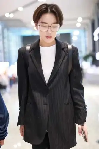 张馨予短发西装帅到掉渣,没想到长发那么撩人的她,短发后更讨喜