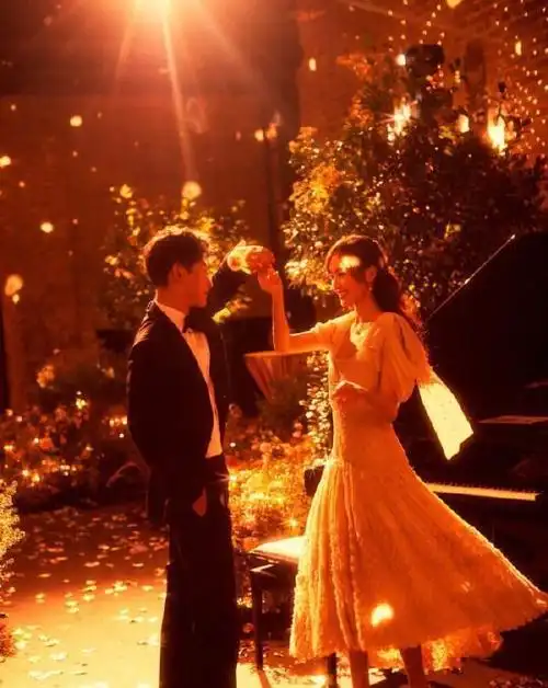 母女首合体戴亲子帽看景,引起网友热议|唐嫣|罗晋|母女_新浪新闻