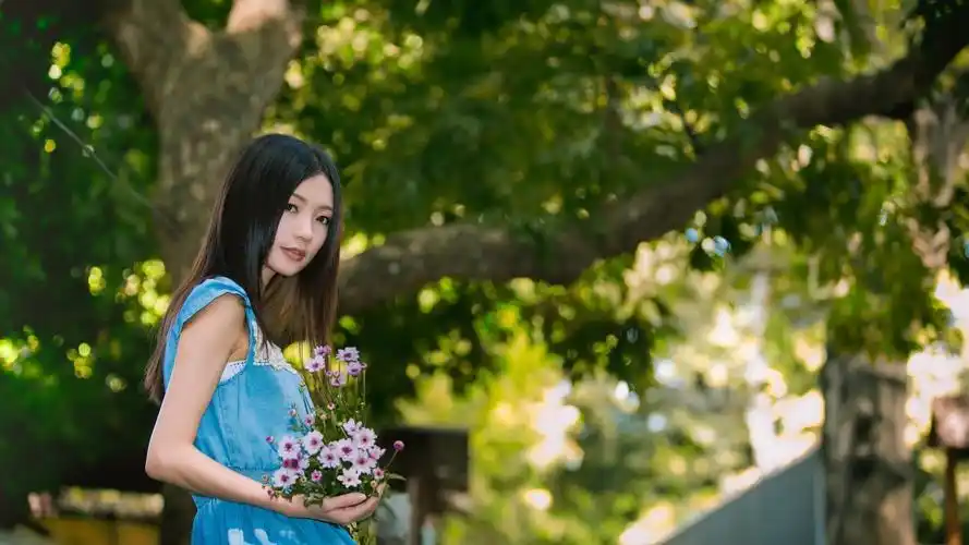 清纯女孩,花,蓝色小裙子,小清新,绿树,美女护眼壁纸