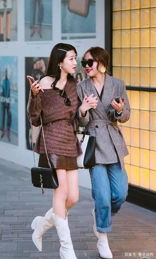街拍:美女们的日常穿搭,时尚靓丽,引领街头时尚风向标!
