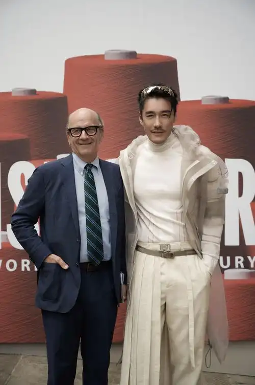 胡兵伦敦时装周佛罗伦萨站收官 "佛"系穿搭诠释多元时尚 - 明星