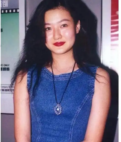 陈宝莲跳楼21年后儿子由王菲经纪人抚养与干爹黄任中模样相似