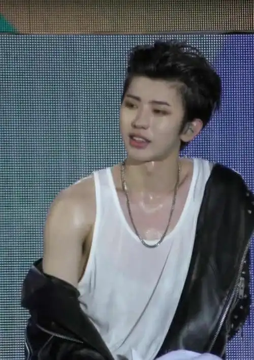 蔡徐坤展现湿身的诱惑皮衣肌肉超man的