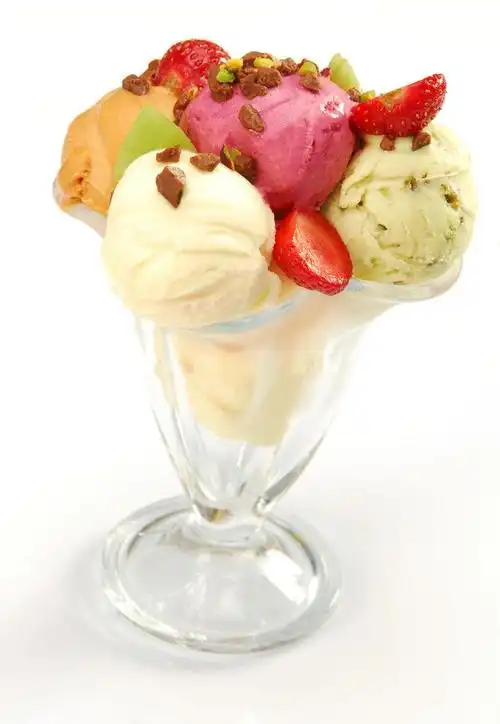 浅褐色桌上的褐色碗里的抹茶薄荷冰激凌球