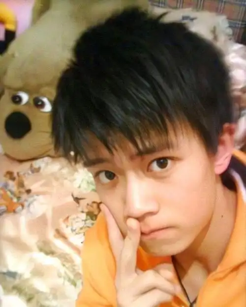 考古国超成名前的照片,洗剪吹时期的任嘉伦,你认得出吗?