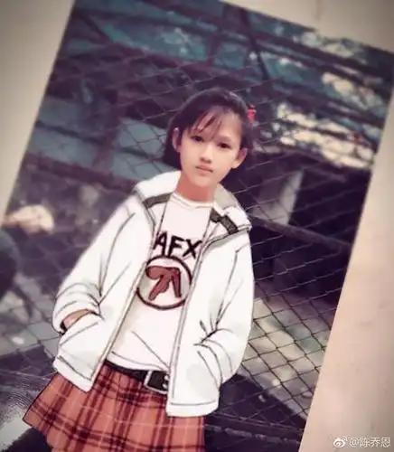 陈乔恩晒童年照自嘲臭脸 网友:明明吃可爱长大的