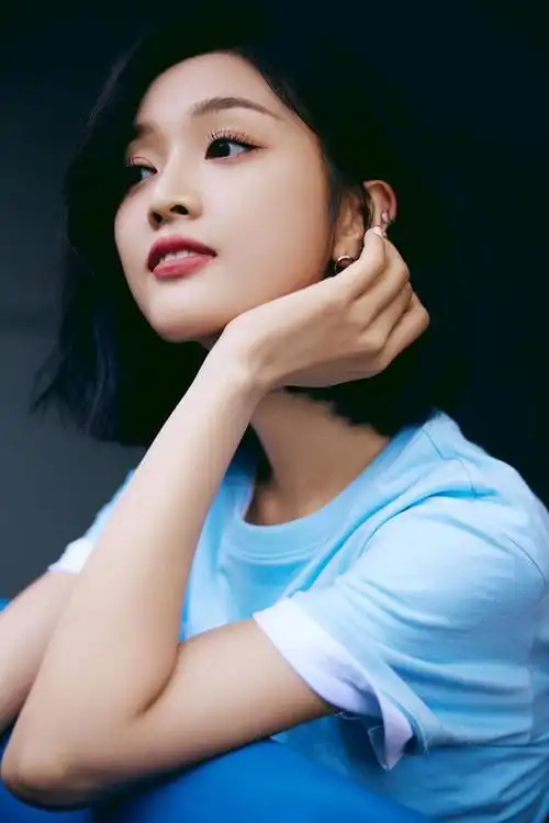 吴宣仪穿蓝色t恤定格夏日 黑色短发配珍珠耳坠清新童趣