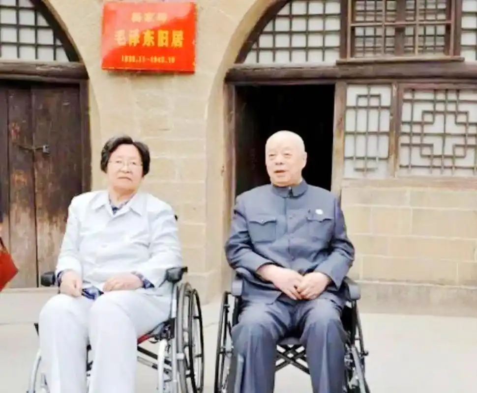 2015年,李讷和他的妻子王景清在延安一处旧宅前合影.