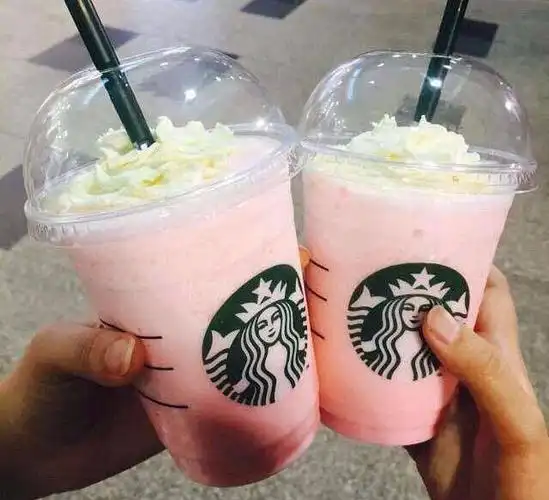 家星巴克开业 在那个时候很多人喜欢 手上拿着一杯星巴克在大街上拍照