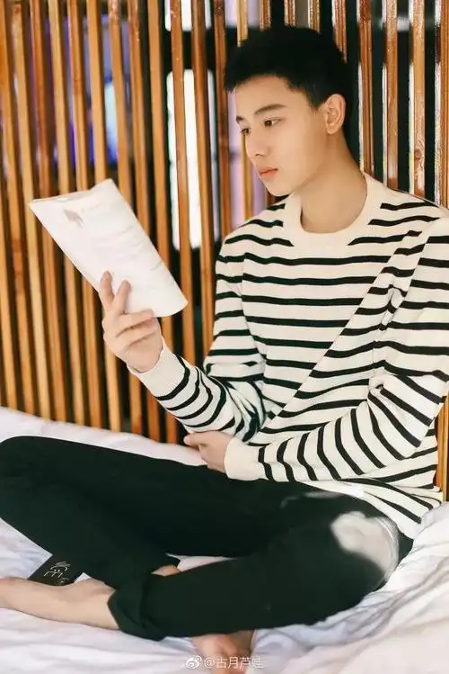 胡先煦(来源:古月芦娃)不排除有些男生就是很喜欢潮牌潮装,但是过分