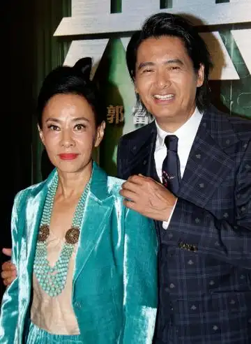 周润发如今满头白发,现身外滩与粉丝合照,曾经说的捐款还算数吗