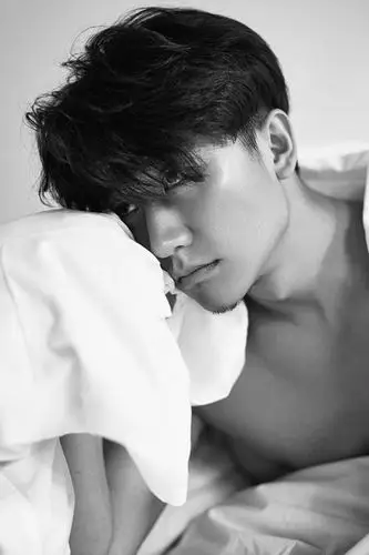 黄轩曝黑白禁欲时尚写真 "七夕"展肌肉线条撩妹