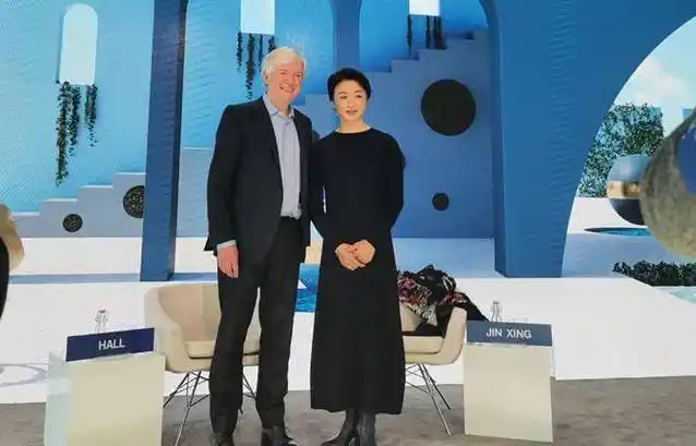 原创金星公园秀恩爱太腻歪穿休闲装外籍老公怀里撒娇丈夫连连嫌弃