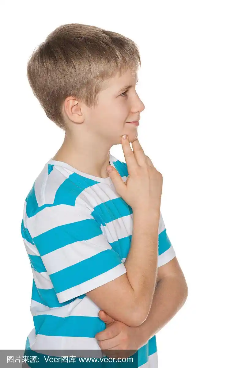 一个十来岁男孩的侧面画像