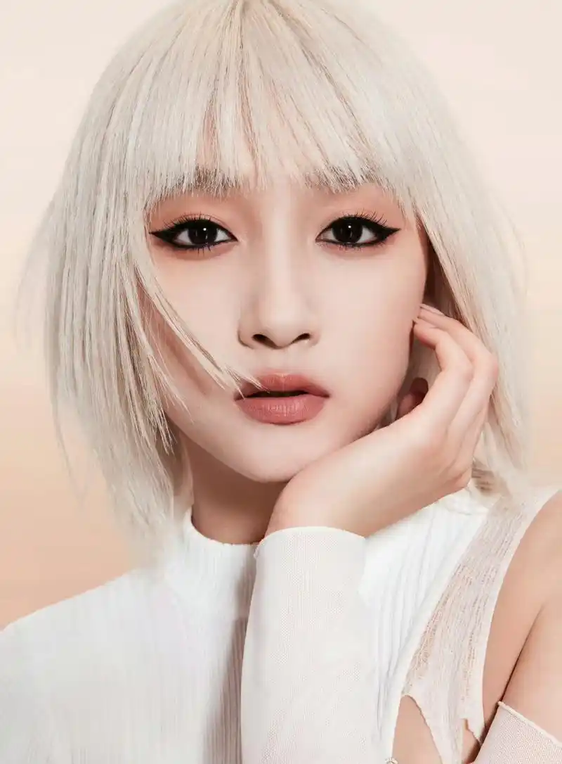 咪咕星鲜事#关晓彤短发晓彤关晓彤 的新短发造型9615卷发 眉上