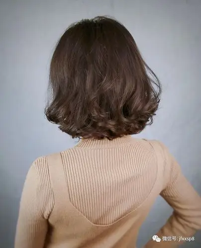 春节流行"半头烫"_发型