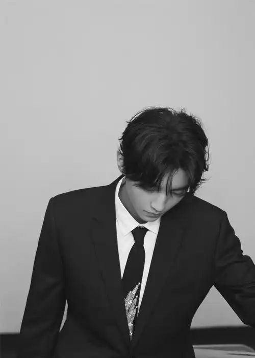 百花闭幕式主持人王俊凯亮相 黑色西装帅气绅士