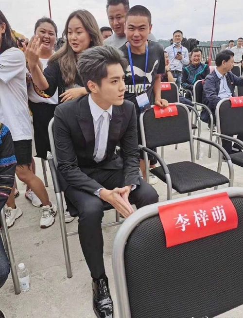 吴亦凡去农村做公益被路人拍下未p图银发配西装像韩国欧巴