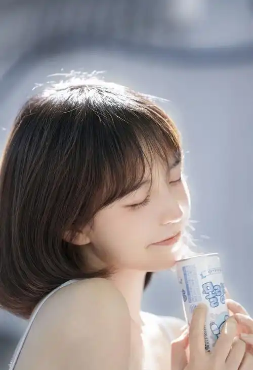 阳光下的短发美眉漂亮脸蛋精致侧颜户外美女图片