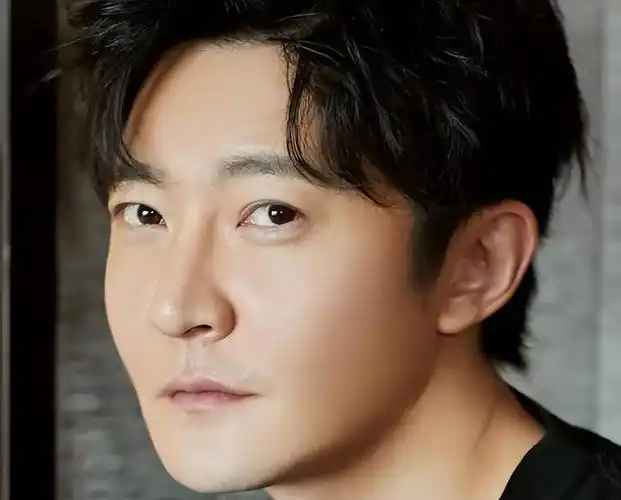 郭京飞他是一名演员,他有着不错的演技,他有很多的代表作,例如:武林