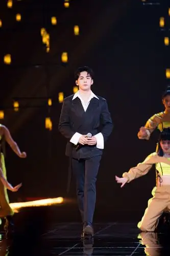 曾舜晞亮相江苏卫视天猫618超级晚首唱刀剑如梦
