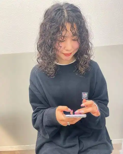 头发细软少,就选全头卷烫发,显发量又洋气_发型_卷发_棕色